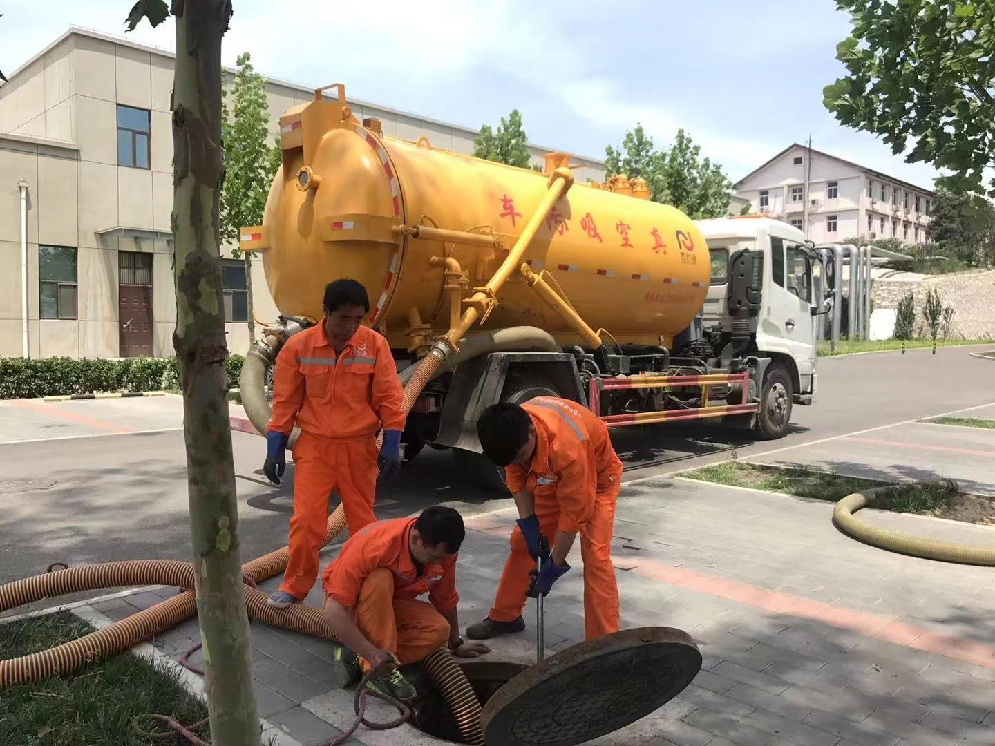 群英乡管道疏通车停在窨井附近